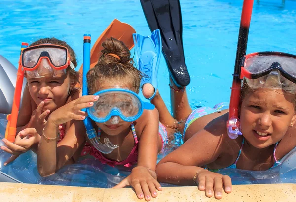 Meisjes in het zwembad — Stockfoto