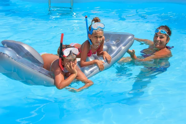 Madre e hijos en la piscina —  Fotos de Stock