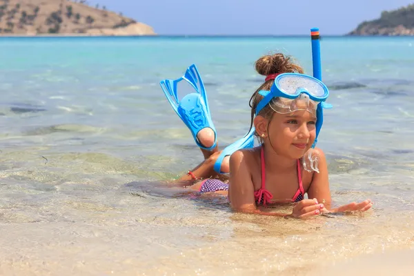 Fille couchée dans la mer tropicale peu profonde — Photo