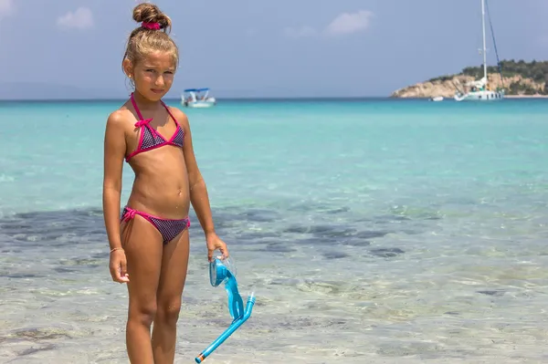 海でマスクを持つ少女 — ストック写真