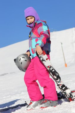 Karda Kayak ile kız