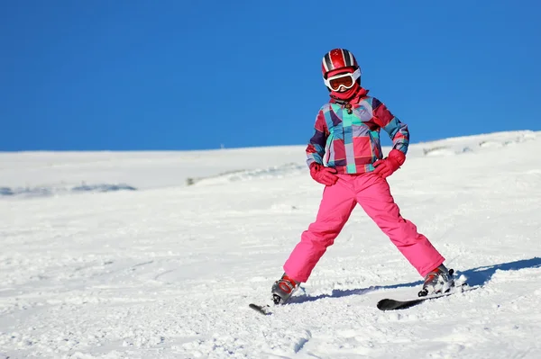 Dziewczyna jazda na nartach — Zdjęcie stockowe