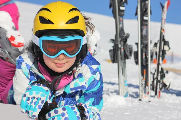 Mädchen auf dem Schnee — Stockfoto