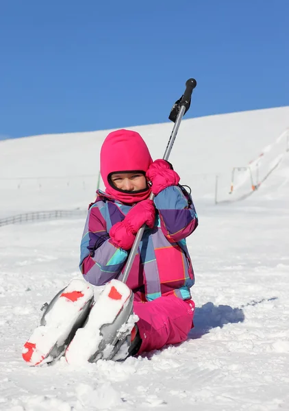 Chica con esquí en la nieve — Foto de Stock