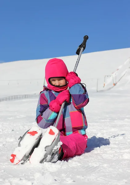 Flicka med skidor på snö — Stockfoto