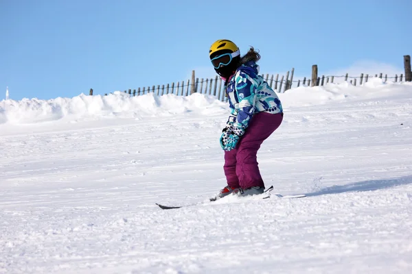Fille sur la compétition de ski — Photo
