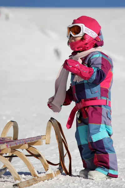 Mädchen auf dem Schnee — Stockfoto