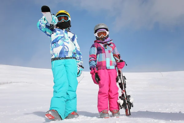 Chicas con esquí en la nieve — Foto de Stock