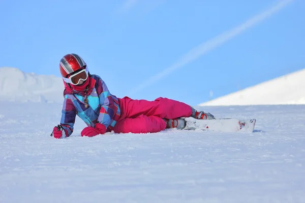 Flickan liggande i snön — Stockfoto
