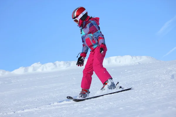 Jente på ski konkurransen – stockfoto