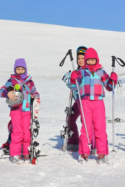 Tres chicas con esquí en la nieve — Foto de Stock