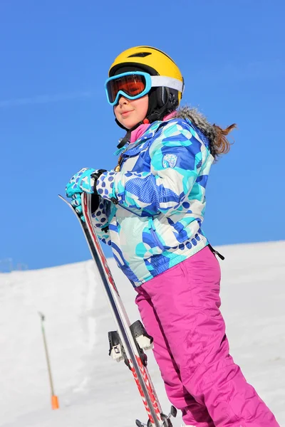 Menina com esqui na neve — Fotografia de Stock