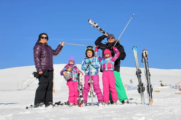 Famille sur le ski — Photo