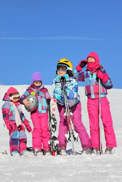 Flickor med skidor på snö — Stockfoto