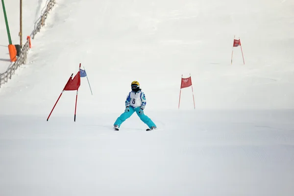 Flicka på tävlingen ski — Stockfoto