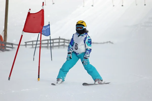 Dziewczyna na konkurencji narciarskich — Zdjęcie stockowe