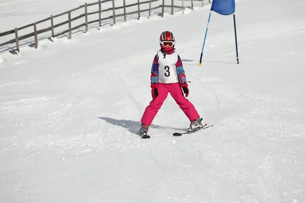 Fille sur la compétition de ski — Photo