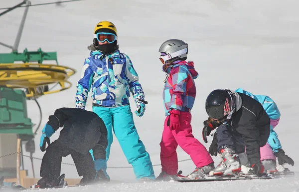 Девушки с лыжами на снегу — стоковое фото