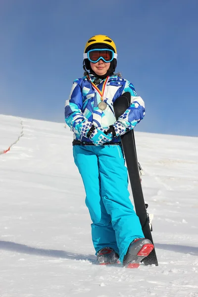 Mädchen mit Ski im Schnee — Stockfoto
