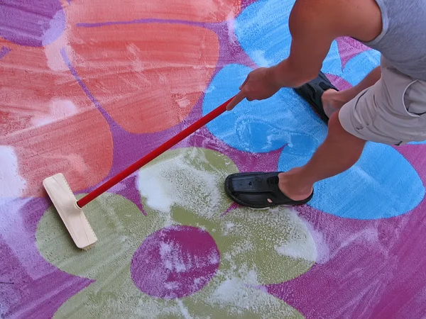 Man washing carpet — Stock Photo, Image