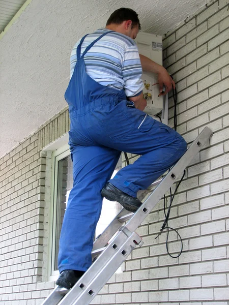 Trabalhador de ar condicionado — Fotografia de Stock