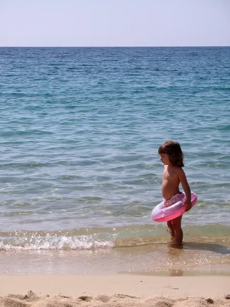 Niña junto al mar — Foto de Stock