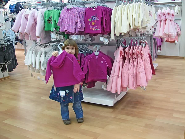 Petite fille dans le shopping — Photo