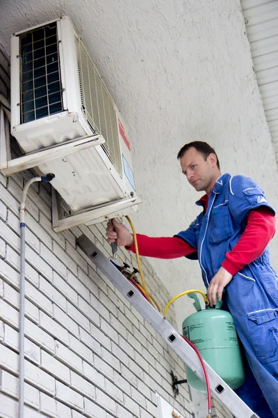 Air conditioner werknemer — Stockfoto