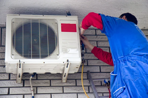 Trabajador de aire acondicionado — Foto de Stock