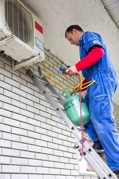 Trabajador de aire acondicionado — Foto de Stock