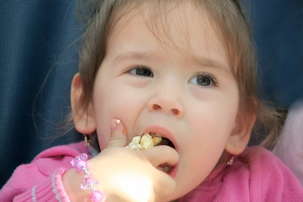 Girl eating pop corn — Stock Photo, Image