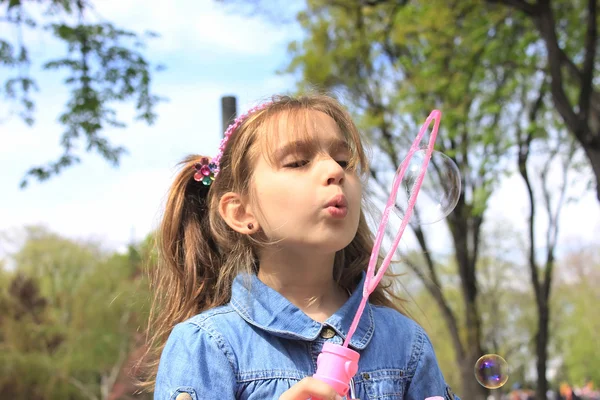 Chica soplando burbujas — Foto de Stock