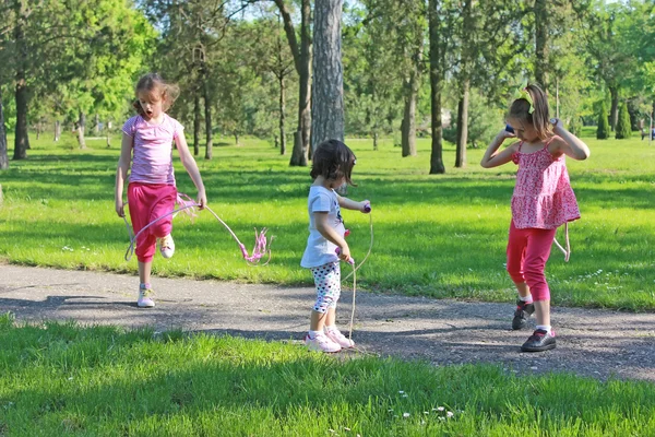 Crianças com pular corda — Fotografia de Stock