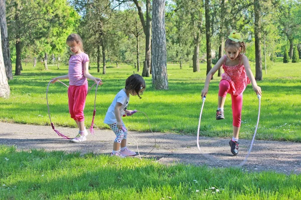 跳绳儿童 — 图库照片
