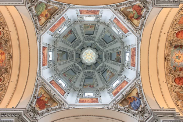 Kuppel i Salzburg katedral - interiør - Stock-foto