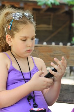 Cep telefonu olan kız