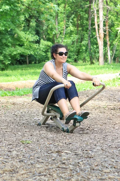 Vrouw praktijk in het park — Stockfoto