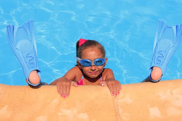 Flicka med mask i poolen — Stockfoto