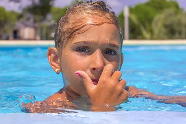 Ragazza in piscina — Foto Stock