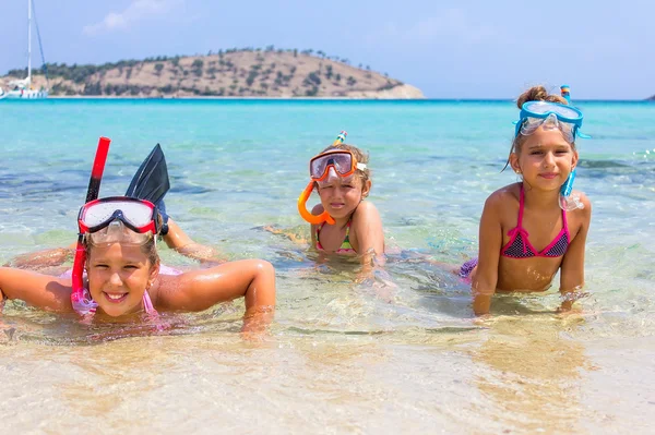 Drie meisjes in de zee — Stockfoto