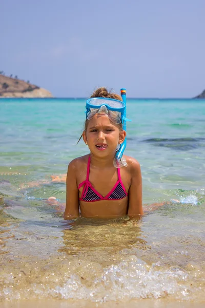 Chica en el mar tropical — Foto de Stock