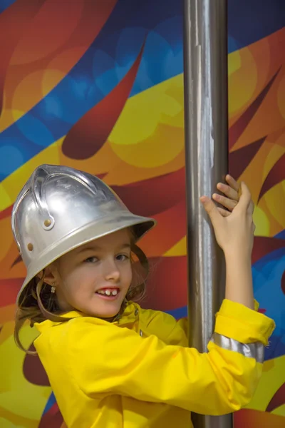 Menina no uniforme de bombeiro — Fotografia de Stock