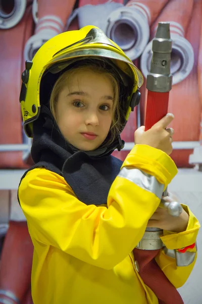 Mädchen in der Feuerwehruniform — Stockfoto