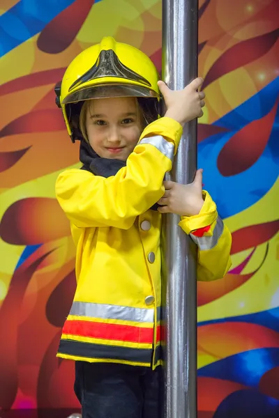 Chica en el uniforme de bombero — Foto de Stock