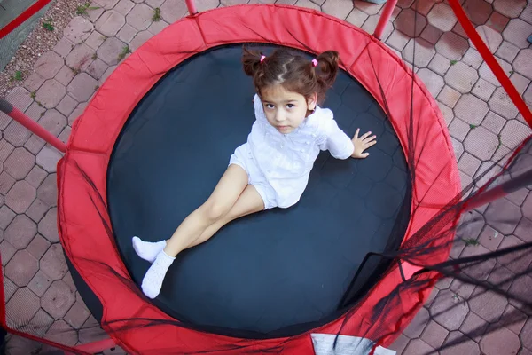 Menina no trampolim — Fotografia de Stock