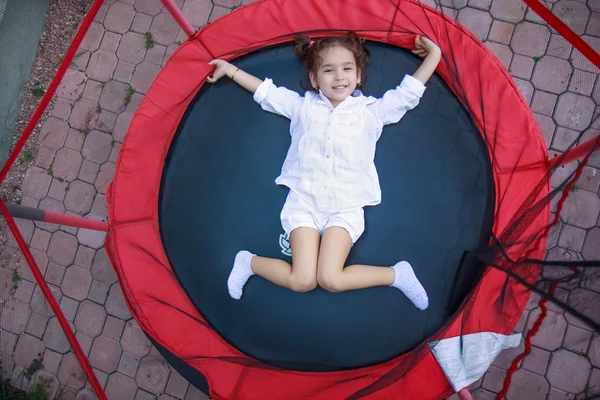 Menina no trampolim — Fotografia de Stock