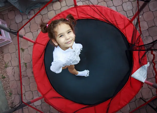 Menina no trampolim — Fotografia de Stock