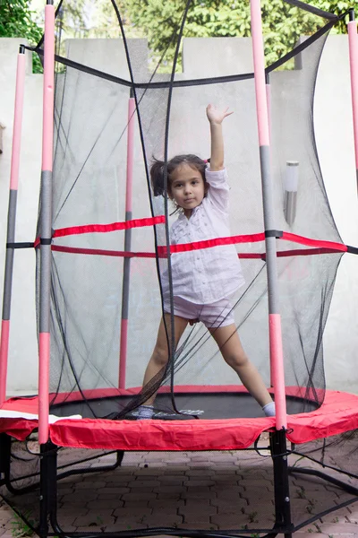 Menina no trampolim — Fotografia de Stock