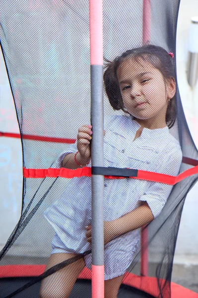 Menina no trampolim — Fotografia de Stock