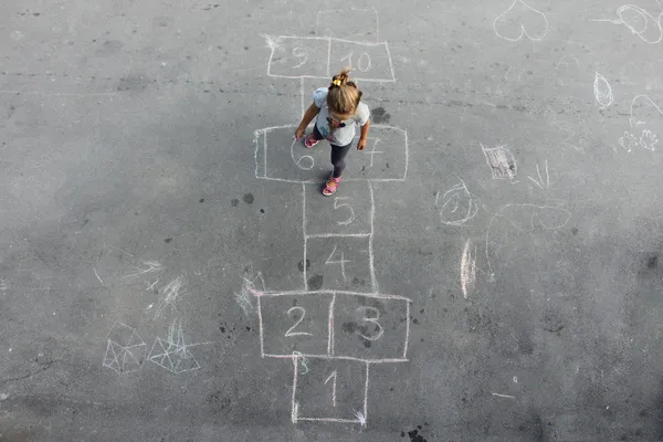 Fille sur l 'hopscotch — Photo